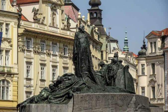 Une statue historique en bronze se dresse parmi les monuments incontournables de Prague.